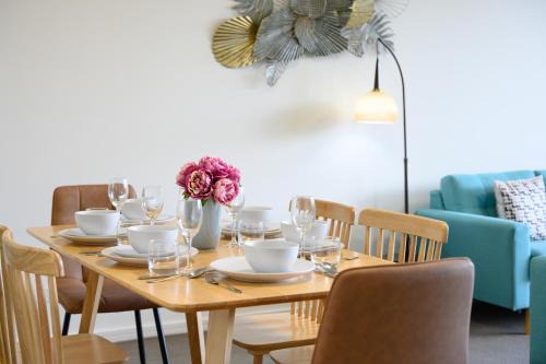 Hurstville Apartment | Modern Comfort Hurstville 2BR Wifi Train Business