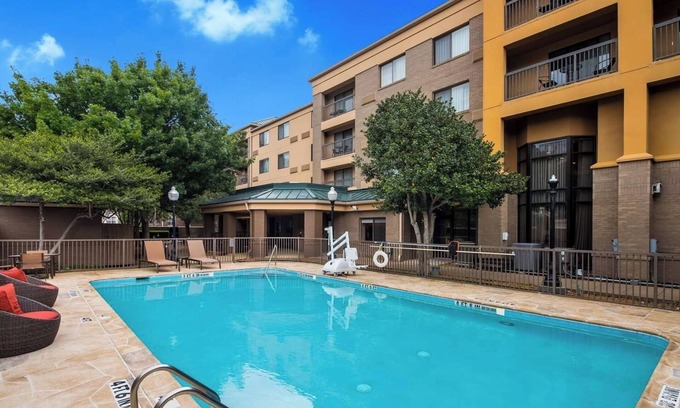 Richardson Hotel | Modern Comfort in Richardson | Pool, Gym & Pets are Welcome