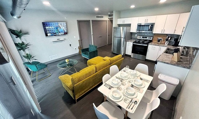Downtown Des Moines Apartment | Modern Comfort Meets Affordable Luxury – Your Perfect Stay Awaits!