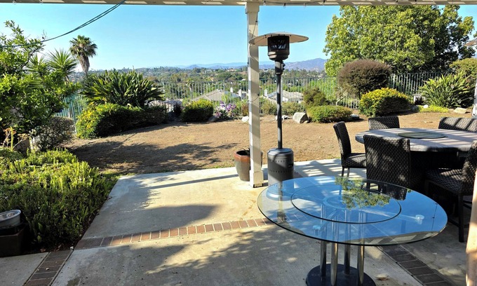 Kit Carson House | Modern & Comfort Paradise in Central Location withMountain Views & Fenced Yard