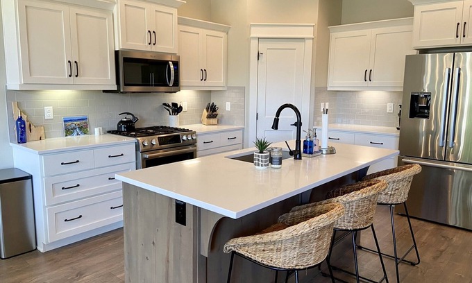 Meridian House | Modern Comfy 3BR house near the Village + Downtown