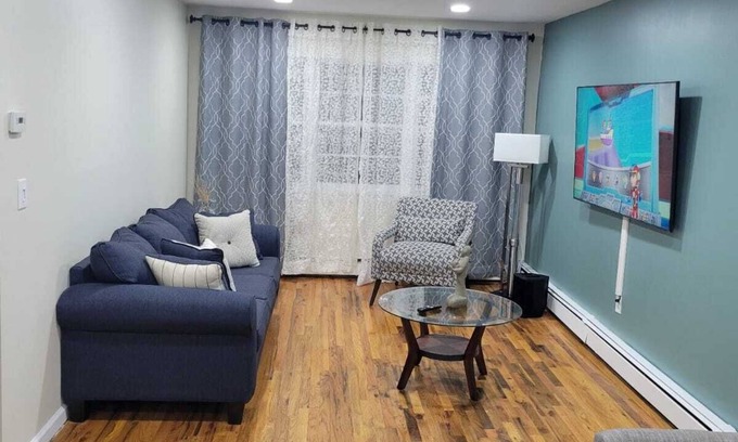 Canarsie House | Modern & Comfy ~ 5* Location ~ King Bed ~ Parking!
