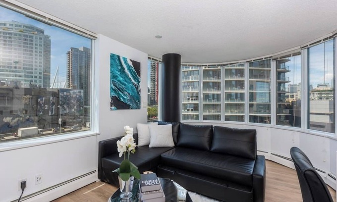 Crosstown Condo | Modern & Comfy in Downtown ~ Views ~ Pool