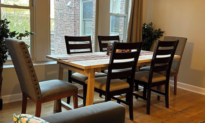 Woodlawn Condo | Modern Condo-Obama & University of Chicago Area