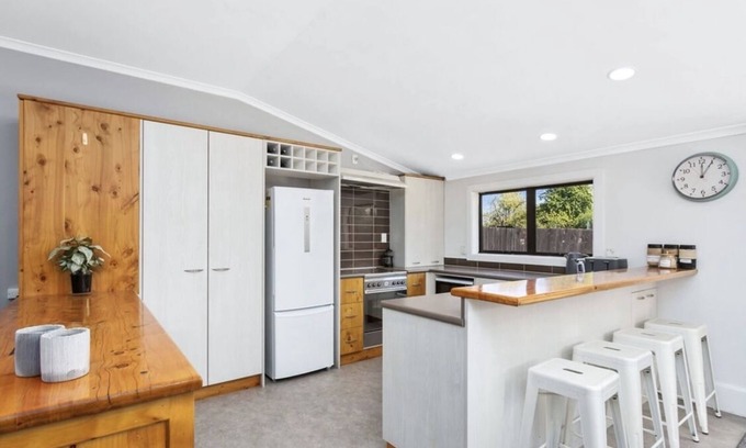 Avonside House | Modern Cosy Character villa