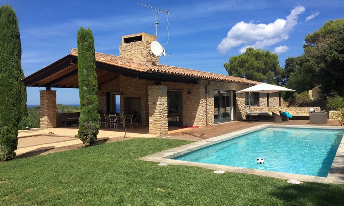 Begur Villa | Modern cosy villa near beaches and village of Begur. Calm and green surrounding