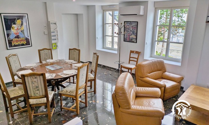 Louverne Apartment | Modern cottage in Louverné, sleeps 6-8, pets allowed, parking