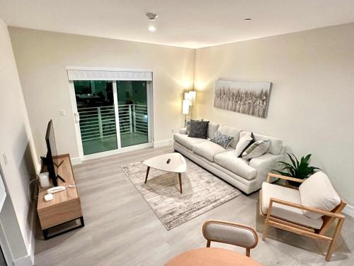 Parkside Apartment | Modern Cozy 2 bedroom FREE Parking & High Speed Wifi