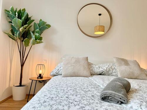 Donaustadt Apartment | Modern Danube Apartment with Balcony & Free Parking