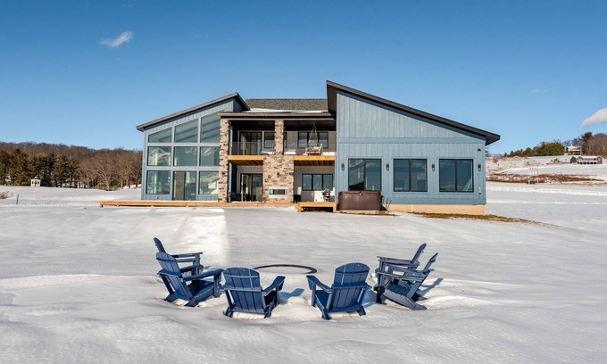 Waterfront Greens House | Modern Dog Friendly Lake Retreat w/Pool