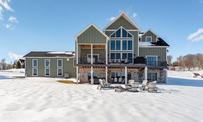 Waterfront Greens House | Modern Dog Friendly Lodge w/Pool & Hot Tub