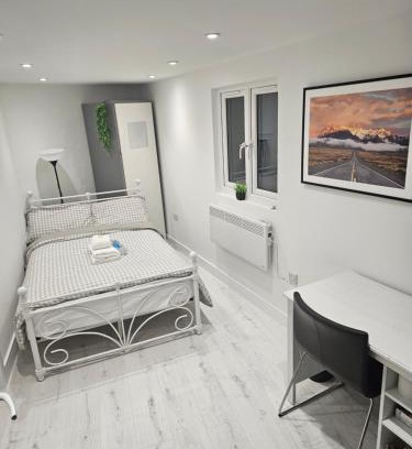 Dartford House | Modern Double Room in Dartford- Private Entrance