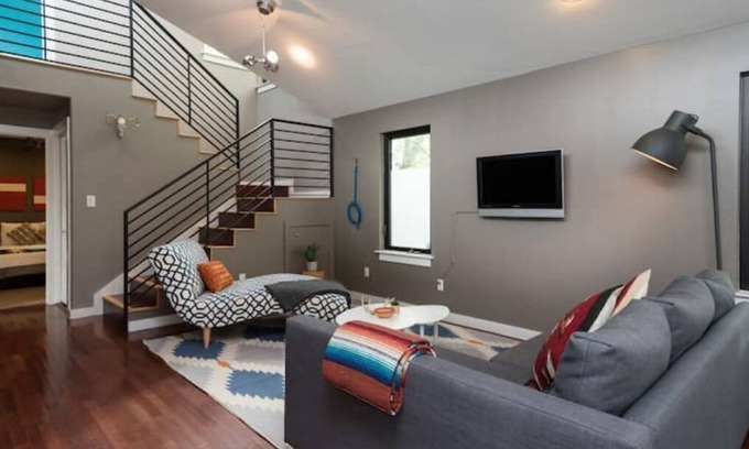 Chestnut House | Modern Downtown 2 Homes w/11 beds