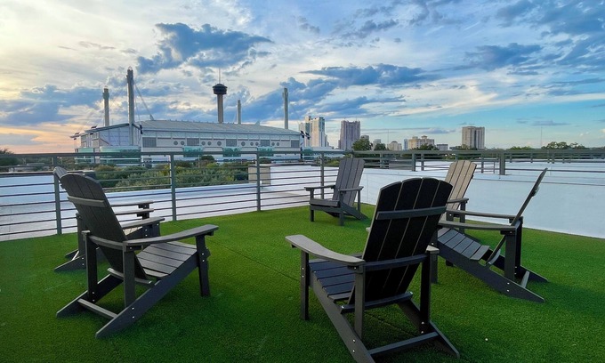 Historic Garderns House | Modern downtown San Antonio rooftop townhouse with stunning Alamo dome views! Each bedroom has a private bath, plus 3 parking spots w/dedicated workspace. Walk to River Walk & Enjoy skyline views from your private rooftop terrace!