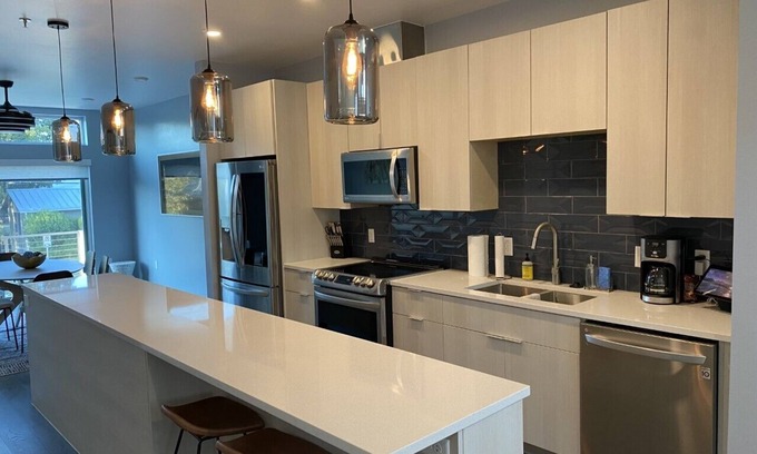 Swede Hill Condo | Modern East Austin Condo in Great Location