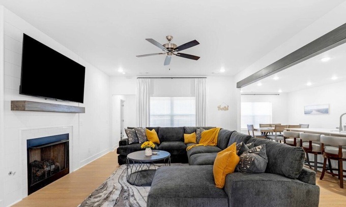 Fayetteville House | Modern Elegance - Just 10 Mins to U of A