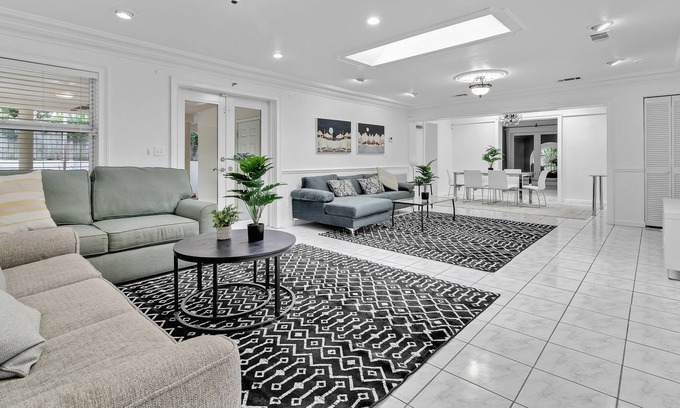 The Roads House | Modern & Elegant 7BD House in Brickell w/ Jacuzzi