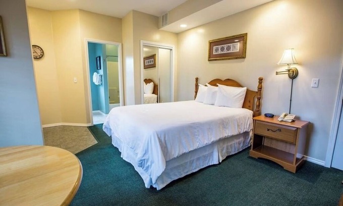 Branson Hotel | Modern Escape with Jacuzzi Tub + Balcony Overlooking Ozark Scenery