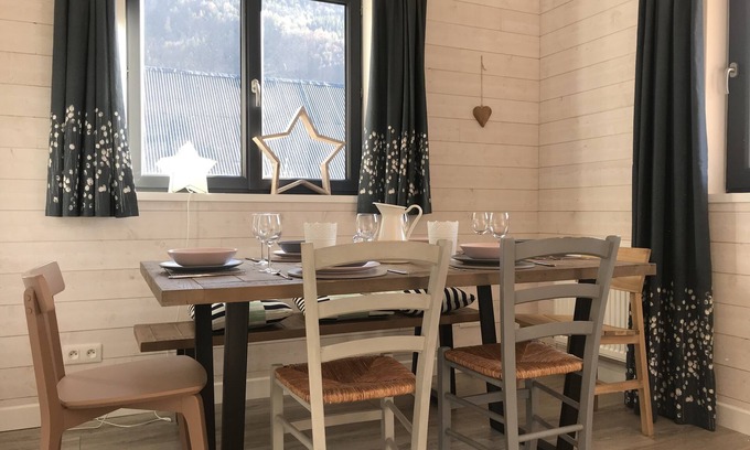 Vaujany Ski Chalet | Modern family chalet w/balcony and mountain view - sleeps 6