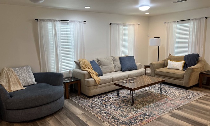 Heidenheimer House | Modern Family Oasis ~ Mins to Hospital/VA, Parking