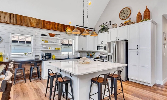 Hollister House | Modern Farmhouse- Dog Friendly- Indoor Pool- Pickleball- Foosball- Shuffleboard- Free Daily Tickets