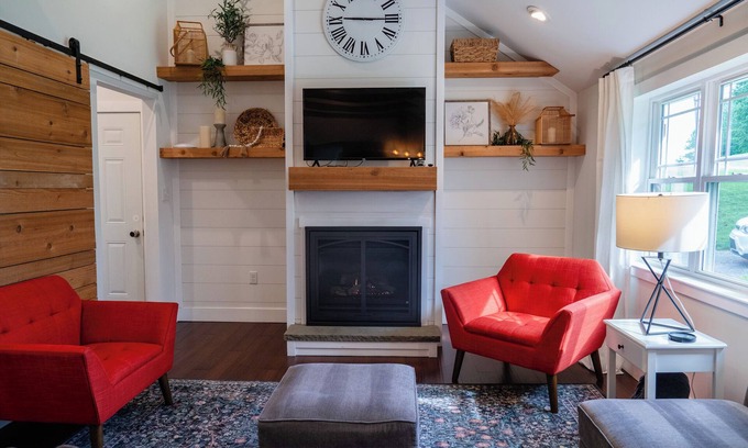 Elizabethtown House | Modern Farmhouse Getaway Close to Hershey