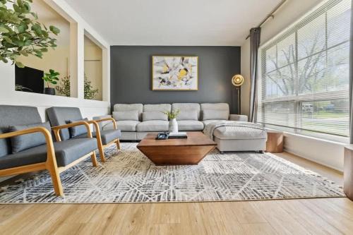 Streamwood House | Modern Farmhouse w King Bed Near Shopping