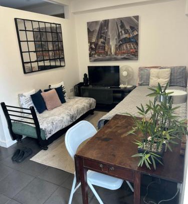 Runnymede Apartment | Modern flat in Egham by Royal Holloway University Royal Ascot and Windsor near Heathrow Airport