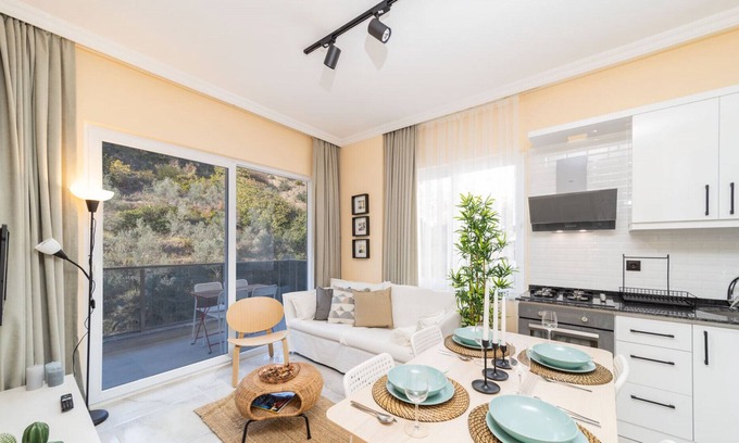 Avsallar Apartment | Modern Flat with Shared Pool and Balcony in Alanya