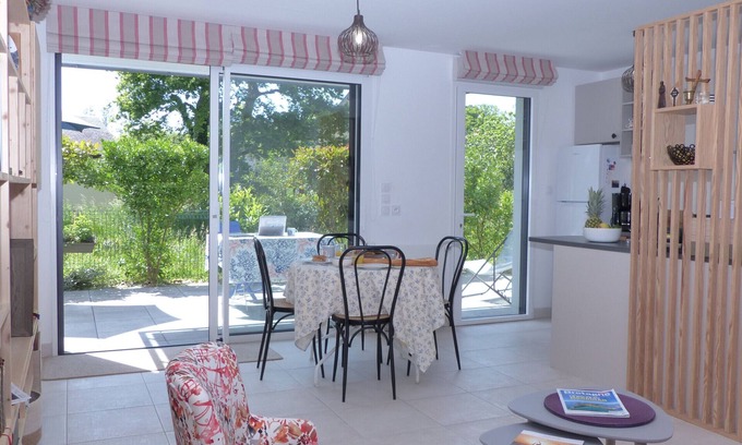 Arradon Apartment | Modern flat with terrace, close to the sea