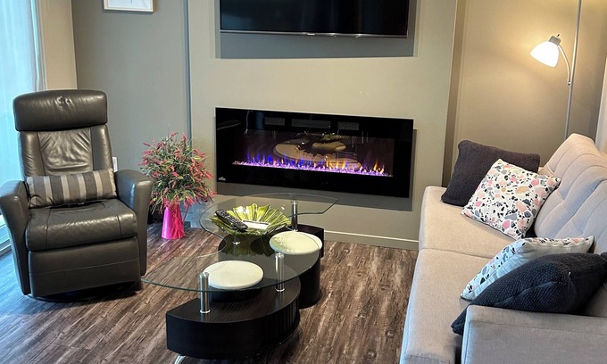 Kelowna Central Business District Condo | Modern fully equiped 2 Bedroom downtown free underground parking