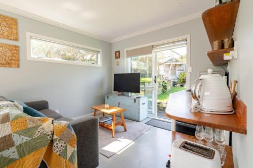 Auckland House | Modern Garden Cottage with Private Outdoor Area - New Lynn