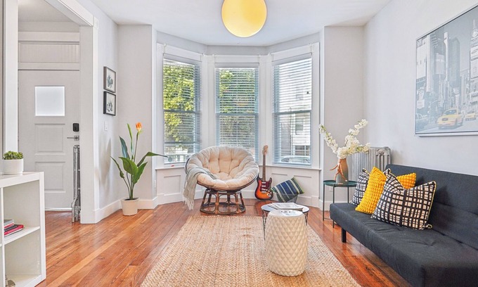 The Heights House | Modern Getaway - Near NYC - Walk to PATH Train