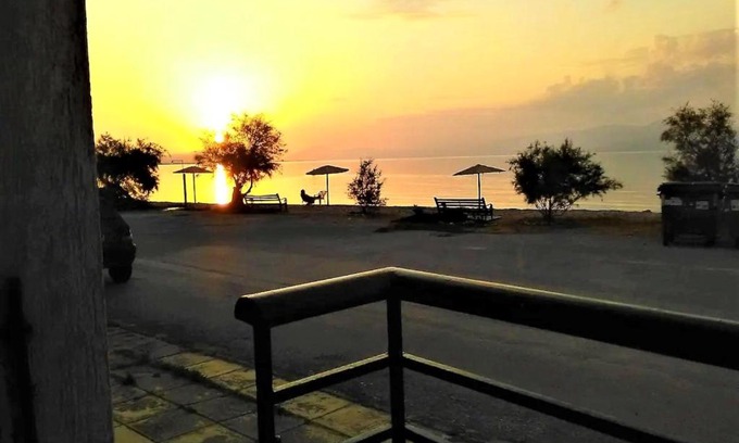 Paralia Porovitsis Apartment | MODERN GROUND FLOOR APARTMENT ON the PEBBLES