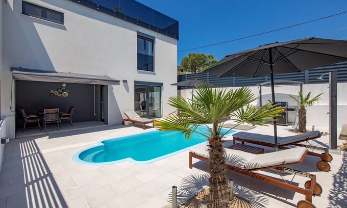 Pinezici House | Modern Holiday House Jadranka With Pool, Pinezići, Croatia