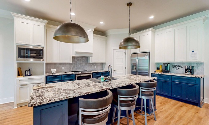 Hot Springs Village House | Modern home on golf course with valley views, private putting green, & fireplace