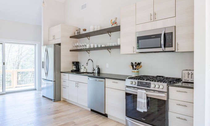 Sparrow Bush House | Modern Home w/Creek Views & Family Suite