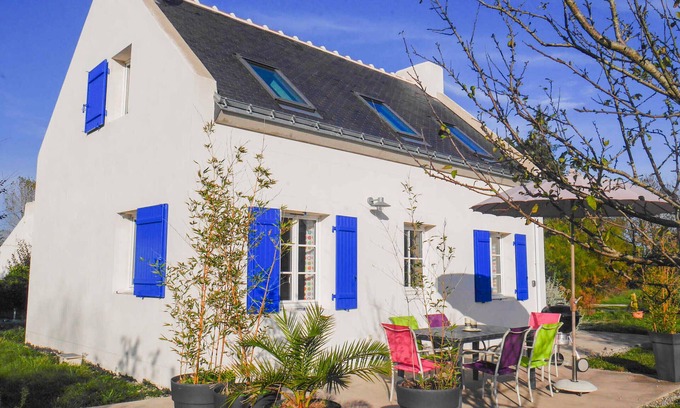 Locmaria House | Modern Home with Garden, Near Beaches & Shops, 3* Comfort