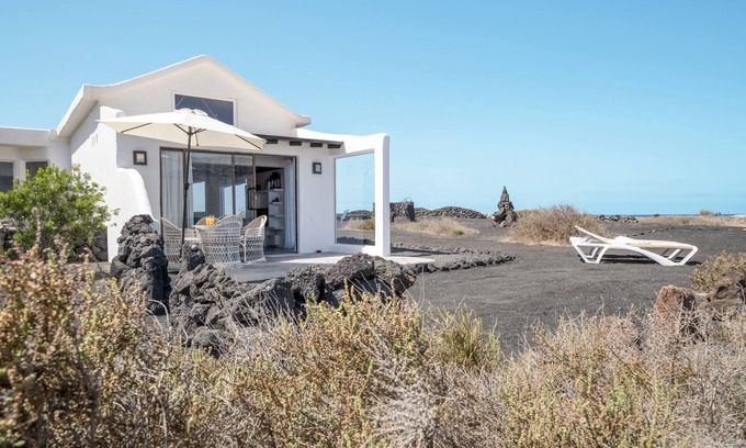 Teguise House | Modern House "El Loft" with Sea and Mountain View, Wi-Fi & Terrace