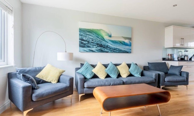 St. Agnes House | Modern House in St Agnes, Parking & Garden