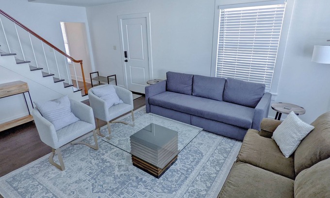 Highlands - Perkins House | Modern HOUSE Near LSU Lakes & Campus 3BR/2BA - Sleeps 8 people!
