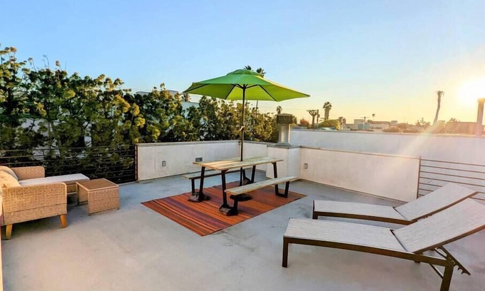 Venice House | Modern Industrial Venice Home: 360 Degree Rooftop