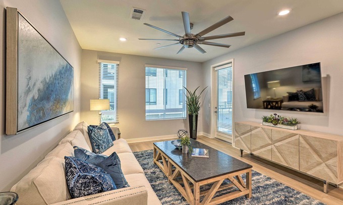 Irvine Business Complex Condo | Modern Irvine Condo w/Pool - 7 Mi to Beach!