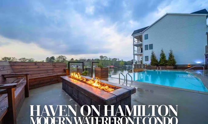 Mid America House | Modern Lakefront Townhome with Infinity Pool
