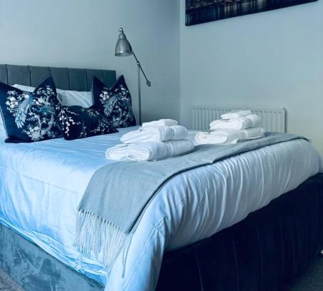 Skelmersdale House | Modern Lancashire stay with private Hot-tub
