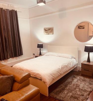 Canning Town Apartment | Modern Large Studio