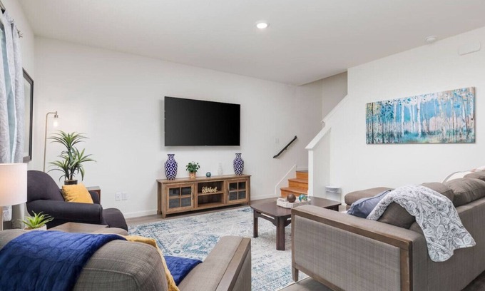 Edgecliff Village Apartment | Modern Large Home with large yard near TCU & Stockyards