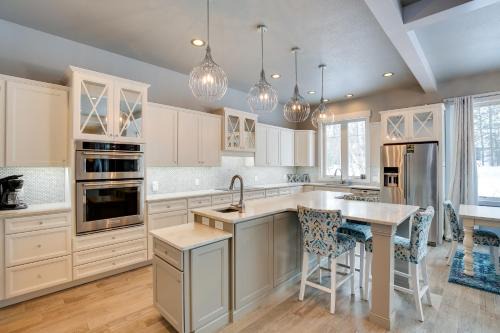 Deadwood House | Modern Lead Cabin with Hot Tub, 6 Mi to Skiing!