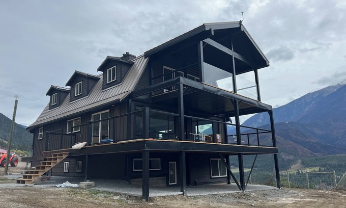 Vancouver Coast House | Modern living with mountain views