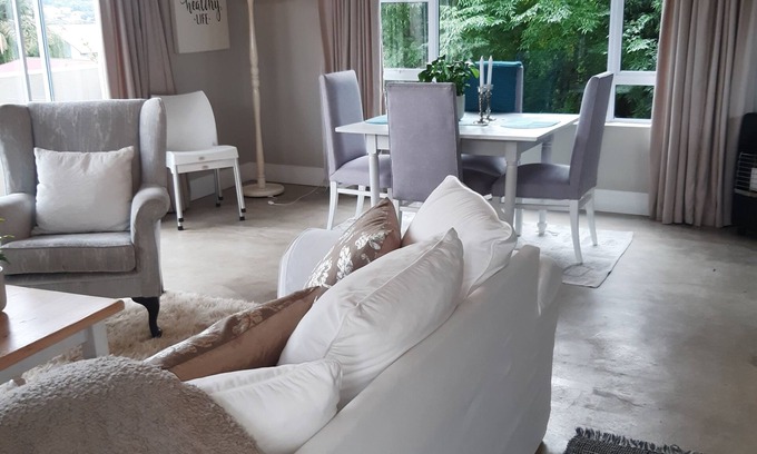 Linden Apartment | Modern, loft style, self catering apartment, with beautiful City view.